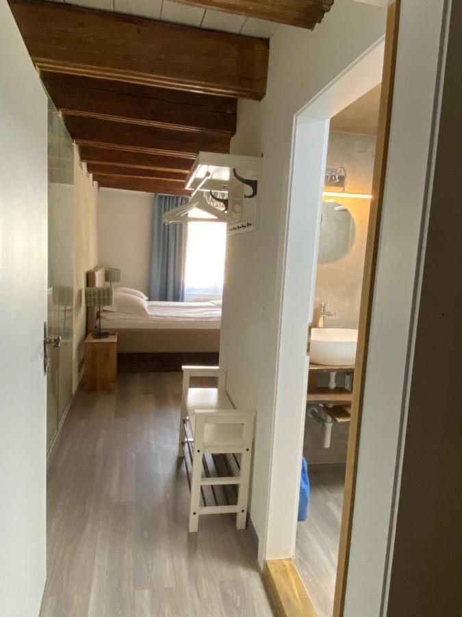 Aux Chambres Du Banneret Neuchâtel Exterior photo