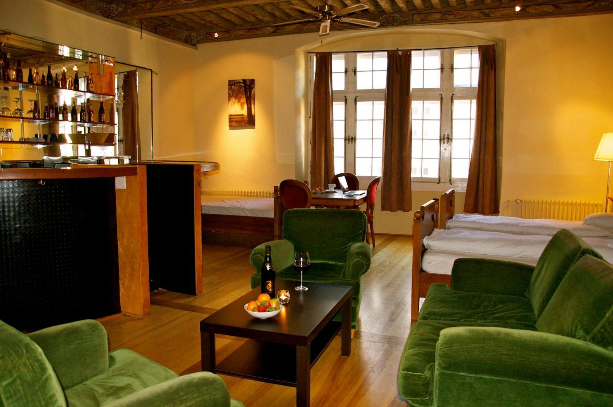 Aux Chambres Du Banneret Neuchâtel Exterior photo