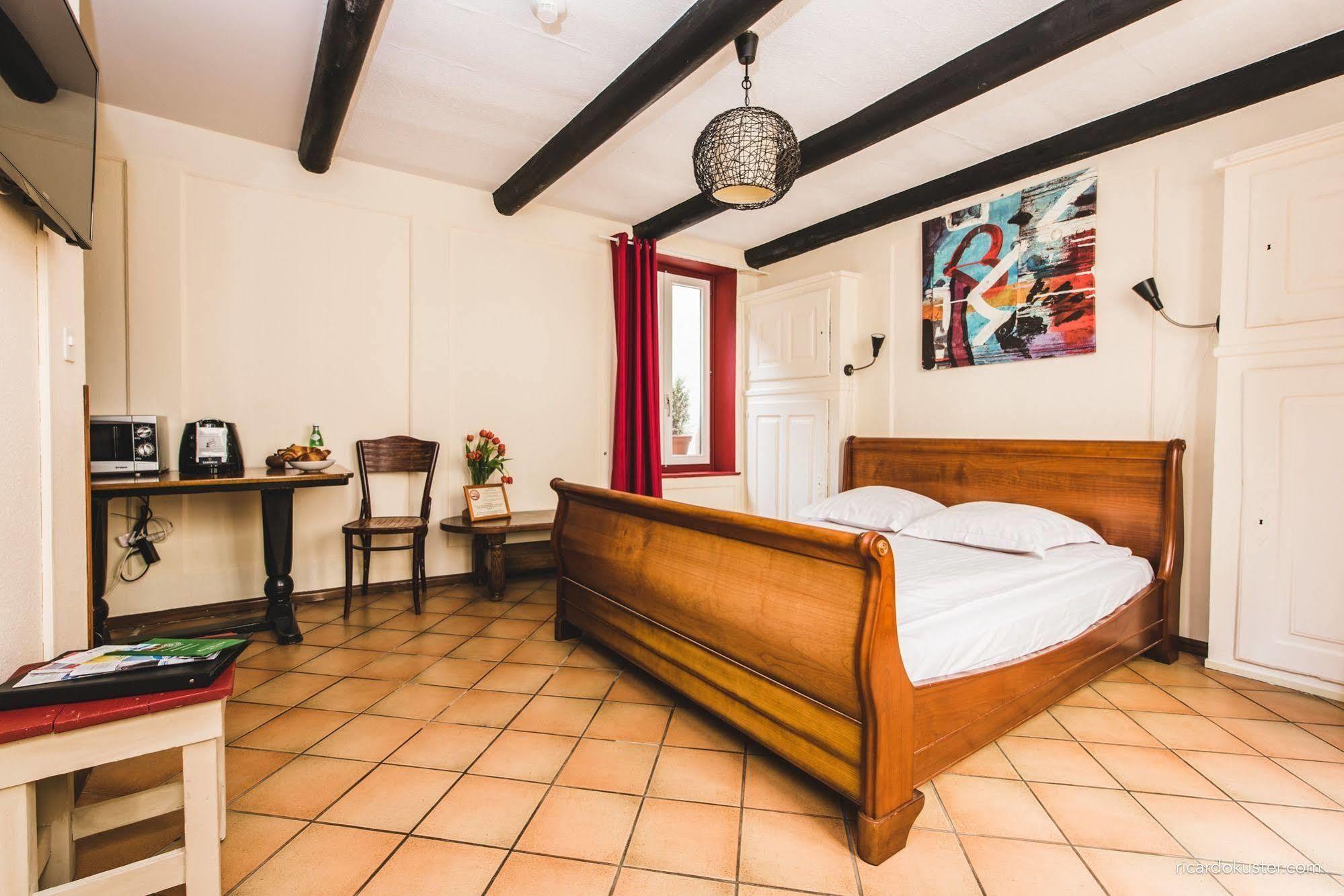 Aux Chambres Du Banneret Neuchâtel Exterior photo