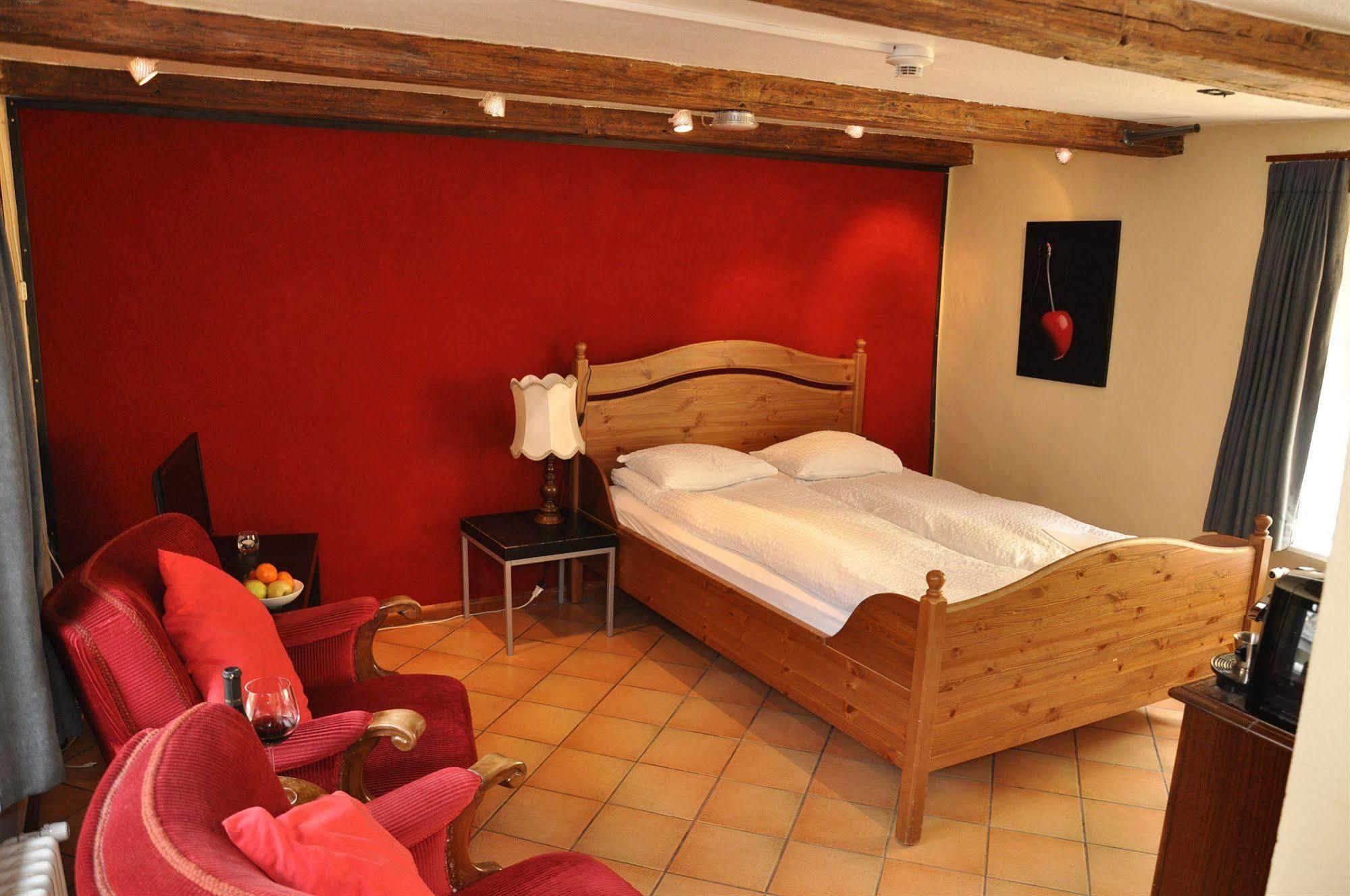 Aux Chambres Du Banneret Neuchâtel Exterior photo