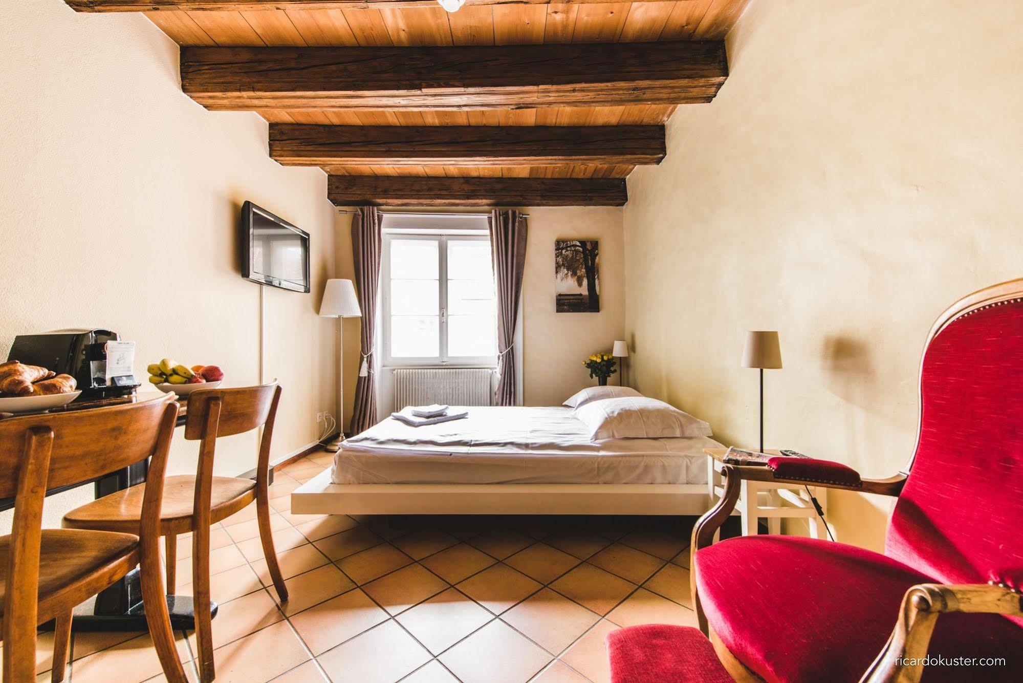 Aux Chambres Du Banneret Neuchâtel Exterior photo